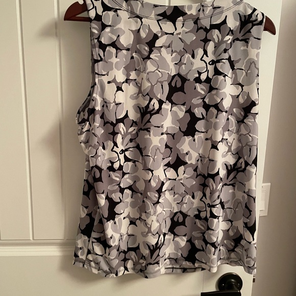 Black and white top - Picture 4 of 6